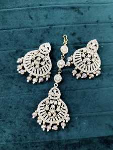 Boucles d'oreilles traditionnelles de haute qualité avec Tikka pour femmes Vintage Ethnic Indian Heritage Jewelry Idéal pour les festivals, les mariages - Product Image 2