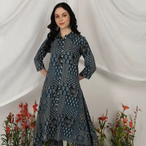 Ensemble Kurta Pantalon en Coton Cambric Bleu Imprimé pour Femmes, Coupe A, Longueur Mollet, Manches Trois Quarts, Style Patchwork, Tenue Ethnique - Product Image 1