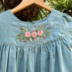Vestido de lino suave bordado a mano para niñas, estilo informal para el primer cumpleaños de niños pequeños, OEM hecho en Vietnam - Product Image 3