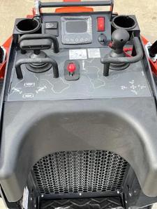 Chargeuse compacte sur chenilles Kubota SCL1000 d'occasion, chargeuse frontale, capacité de la benne de 4,5 pieds cubes, moteur diesel, garantie de 2 ans - Product Image 6