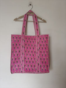 กระเป๋าผ้าฝ้ายอินเดียขนาดใหญ่แบบควิลท์สำหรับผู้หญิง สีชมพู สไตล์โบฮีเมียน ลายปะติดปะต่อ เปิดปิดง่าย เหมาะสำหรับการช้อปปิ้งและเดินทางในชีวิตประจำวัน - Product Image 2