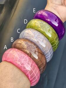 Bracelets en acrylique brun ambre personnalisés de haute qualité, écologiques, pour les occasions de mariage des femmes, avec strass, bracelet tendance - Product Image 6