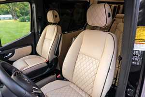 Furgoneta de Transporte Usada 2024, Diésel, Turbo, Transmisión Automática, Clase 3500XD, Volante a la Izquierda, Premium Coach, Euro 4 - Product Image 3