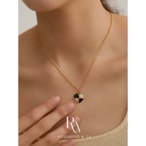 Collana con Ciondolo a Scacchiera Vintage di Tendenza, Simpatico Motivo Geometrico Numerico, in Titanio con Diamanti e Perle, con Cordino Vintage, Ideale per Regali - Product Image 5