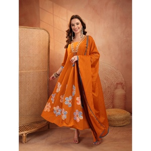 Kurta élégante pour femmes en pur coton avec broderie florale, séchage rapide, style traditionnel, tenue décontractée d'été, coupe régulière - Product Image 1