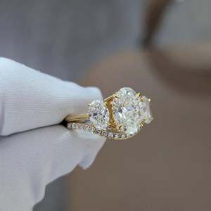 Anillo Ético con Diamante Ovalado Cultivado en Laboratorio de 3.85ctw con Banda, Certificado IGI, Oro Amarillo - Product Image 1