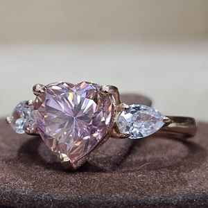 Anillo de Compromiso de Plata de Ley 925 con Incrustaciones de Moissanita Rosa en Forma de Corazón, Certificado por GRA, VVSD Original, Chapado en Oro Rosa - Product Image 2