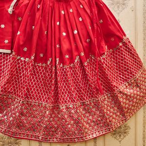 Ensemble de lehenga choli de mariée rouge de créateur, entièrement cousu, en polyester, longueur au sol, lourdement brodé de paillettes, pour mariages et fêtes de Diwali - Product Image 4