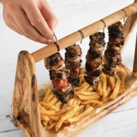 Support à Espetadas ArtisRaw en Bois d'Olivier Sculpté à la Main, Plateau de Service pour Restaurant BBQ, Porte-Brochettes Écologique Rustique