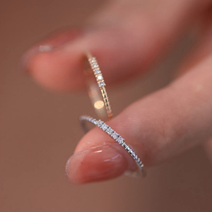 Anillo de Compromiso y Matrimonio de Oro Macizo de 10K con Cinco Piedras de Diamante Cultivado en Laboratorio de Corte Redondo, Diseño Elegante y Moderno, Regalo para Ella - Product Image 4