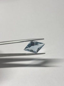 Pierre précieuse en vrac de beryl aquamarine naturelle de 8,25 carats, forme de losange en forme de cerf-volant, bleue, prix de gros, 14x22x17,6 mm, certifiée - Product Image 4