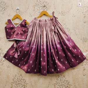 Conjunto de Lehenga Choli de Poliéster para Niños de Shoryam Fashion |   Conjunto de Falda, Top y Dupatta Estampados en Morado Listos para Usar |   Fiesta del Festival Indio - Product Image 3