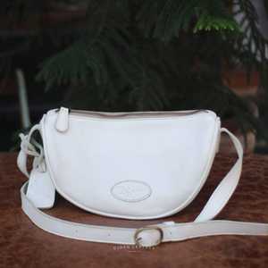 Pochette de voyage élégante en cuir de qualité export pour femmes, organisateur de luxe fait à la main en provenance d'Indonésie - Product Image 3