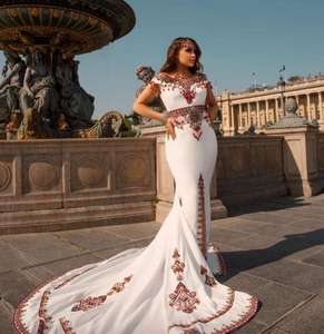 Vestido Caftán Blanco con Bordado Colorido y Elegante 2025@ con Cola Barnousse, Adornado con Cuentas de Cristal, Piedras y Perlas - Product Image 1