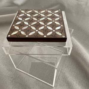 Caja de almacenamiento de acrílico Opulent Grace con tapa de madera MOP artística Caja de presentación elegante para chocolates festivos y frutas secas - Product Image 1