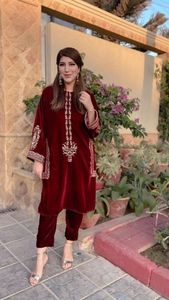 NOUVEAU DESIGNER INDIEN & PAKISTANI BELLE BRODERIE SUR KURTA AVEC ROBE PANTALON SUR TISSU VELOURS POUR Fête/Mariage = 2024 - Product Image 2