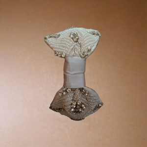 Nouveauté : Bandeaux faits main en perles blanches, style européen et américain, accessoire capillaire unique avec nœud, broderie et pierres pour les festivals - Product Image 3