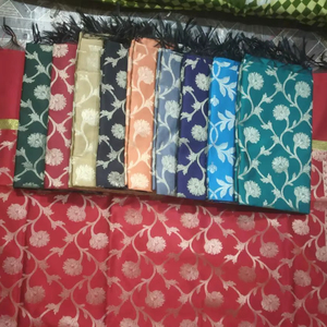 Diseñador Banarasi Dupatta con patrón floral de trabajo de hilo dorado adecuado para bodas, fiestas universitarias y ropa de moda diaria - Product Image 1