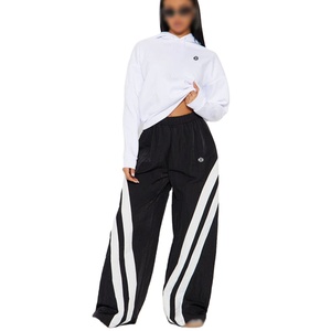 Conjunto Deportivo Personalizado para Mujer, de Felpa de Algodón Grueso, Pantalones Anchos Negros con Rayas Blancas y Estilo Casual Urbano, OEM ODM - Product Image 1