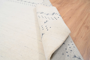 Tapis Gabbeh en laine tissé à la main, motif tribal crème avec accents bleus, taille personnalisée, tapis de sol blanc, décoration intérieure confortable - Product Image 6
