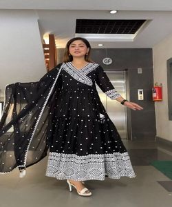 Fusion de mode: Style pakistanais Salwar Kameez - Fusion de styles traditionnels et modernes, créant une mode chic et élégante - Product Image 3