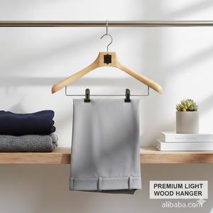 Perchas de Alta Gama para Abrigos de Schima Superba con Acabado Mate Natural y Clips de Níquel Perlado para Exhibición en Boutiques de Moda - Product Image 3