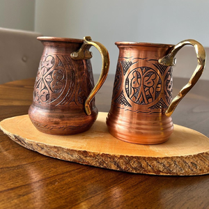 เหยือกทองแดงสลักด้วยมือที่มีลวดลายศิลปะและเรขาคณิตอันเป็นเอกลักษณ์และด้ามจับทองเหลืองบิดมีจำหน่ายในราคาขายส่ง - Product Image 1