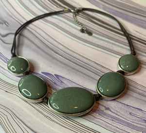 Collier Bijoux pour Femmes d'Inde Trendy Look Collier en Résine Fait Main avec Serrure à Vis - Product Image 2