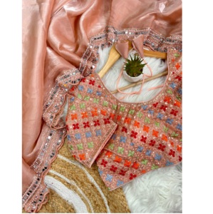 Saree de lujo de la mejor calidad con tela de seda pura y diseños étnicos para eventos culturales y regalos disponibles a los mejores precios - Product Image 1