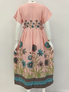 Chibi Floral Robe décontractée au genou Nouveau style quotidien avec col en V et boutons avant pour les activités d'intérieur ou la détente estivale - Product Image 2