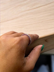 Anillo de Eternidad Completo de Lujo en Oro de 18K con Tres Lados de Diamantes Cultivados en Laboratorio y Detalles de Rubí para Bodas y Aniversarios - Product Image 2