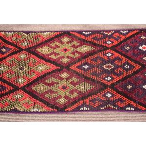 Alfombra Turca Herki de 1.7x12.3 pies, Alfombra Vintage de Lana con Parches Rojos - Product Image 4