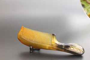 Peine para el cabello hecho a mano de cuerno de búfalo natural pulido, de dientes anchos, antiestático y desenredante para cabello rizado, grueso y largo - Product Image 6