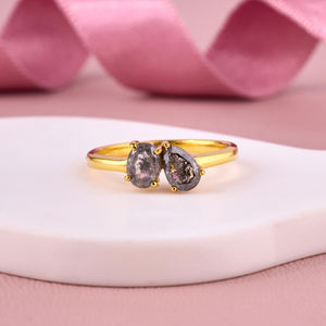 Bague de fiançailles et de mariage pour femme en or jaune 14 carats avec diamant de couleur fantaisie taille ovale Toi et Moi - Product Image 1
