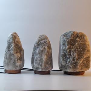 Lámpara de sal gris de forma Natural del Himalaya 2025 de alta calidad Lámpara de sal de roca mineral hecha a mano de calidad superior con base de madera - Product Image 4