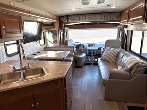 Autocaravana W-I-N-N-E-B-AG-O V-I-S-T-A 31BE USADA EN BUEN ESTADO, MODELO 2017, ALTO RENDIMIENTO, 36 pies de largo, 2000 kg de carga útil, color oscuro, en venta - Product Image 5