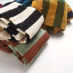 Calcetines Deportivos de Otoño, Logotipo Personalizado, Mezcla de Algodón, Diseño de Color Personalizado, Alta Calidad, Resistentes a Desgarros, Hechos a Medida - Product Image 2