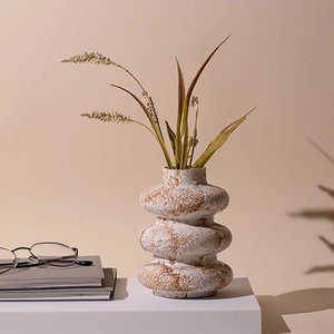 Jarrón de Cerámica Taupe Tri-Ring, Hecho a Mano, Diseño Moderno Minimalista, Jarrón de Mesa de Bajo Mantenimiento - Product Image 5