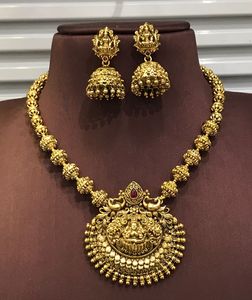 Ensemble de bijoux Temple de qualité supérieure avec collier Lakshmi doré pour bijoux de mariée et de mariage pour femmes - Product Image 2