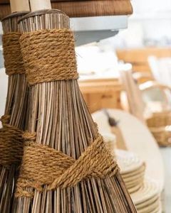 Bâton en bois à manche court produit en usine au Vietnam balai d'herbe de nettoyage de jardin à la maison avec des poils en plastique souple conception artisanale - Product Image 2