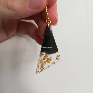Pendientes de aro de resina triangular negra y dorada, joyería de moda geométrica ligera hecha a mano para mujer, estilo moderno y de moda - Product Image 4