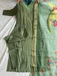 Hermoso vestido de seda hecho a mano Salwar Kameez Dupatta largo estilo tradicional paquistaní para funciones de fiesta de boda - Product Image 4