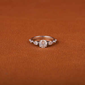 Bague de fiançailles élégante classique et vintage plaqué or massif 14KT coupe ronde diamant cultivé en laboratoire bague cadeau pour femme certificat IGI - Product Image 1