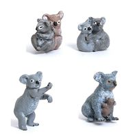 Vente en gros de mini figurines modernes de koala peintes à la main en résine, accessoires de décoration de terrarium respectueux de l'environnement pour la maison et le bureau