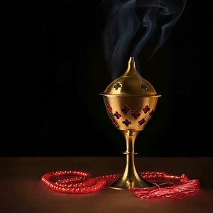 Brûleur d'encens en laiton de qualité supérieure avec éclat doré Parfait pour les maisons religieuses Villas modernes Hôtels Appartements Et Intérieurs - Product Image 1