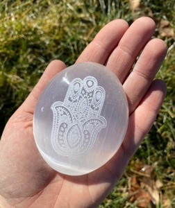 Pierre de palmier gravée de sélénite avec symbole Hamsa, pierre de palmier en cristal poli de sélénite-pierre de sélénite à vendre - Product Image 2