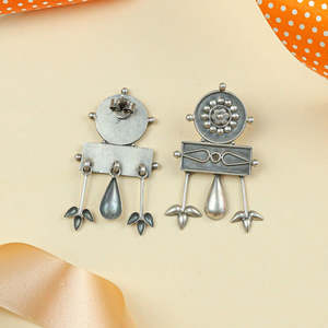 Pendientes de Plata Tridha Mandala Bloom - Chapados en Oro 92.5, Diseño de Aro Colgante Moderno con Patrón de Flor y Mariposa, Piedra Principal de Diamante - Product Image 4
