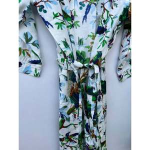 Robe kimono ample en coton à imprimé floral, style demoiselle d'honneur, avec motifs imprimés au bloc - Product Image 5