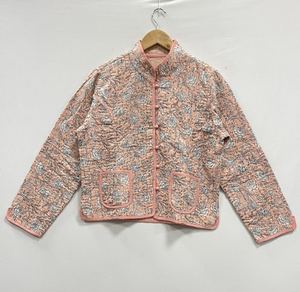 Chaqueta Bomber Acolchada Floral Hecha a Mano de Algodón Kantha para Mujer, Chaqueta Corta Reversible para Invierno y Verano, Estilo Indio - Product Image 1