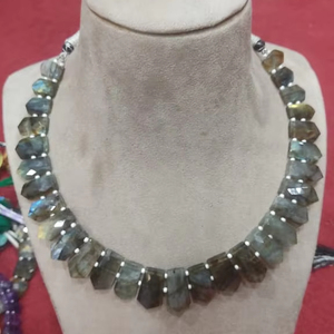 Collier de perles de pierre précieuse naturelle à facettes unilatérales en labradorite bleue et pépite de pierre fantaisie un accessoire unique et élégant - Product Image 2